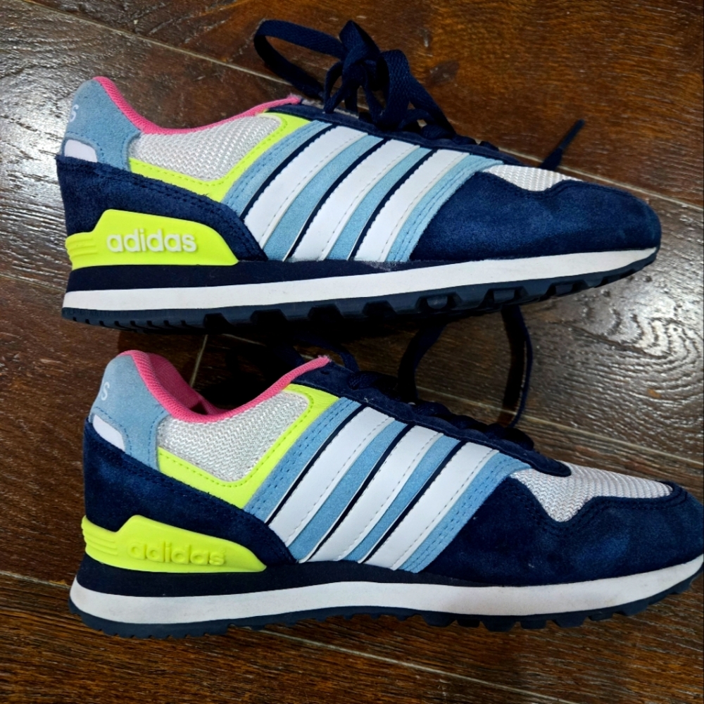 Excellent Condition Adidas Women Sneakers